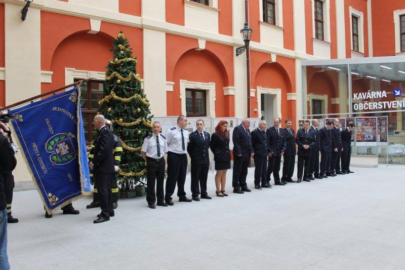 21. 12. 2015 - Slavnostní předání praporu a ocenění členů JSDH Ostrov