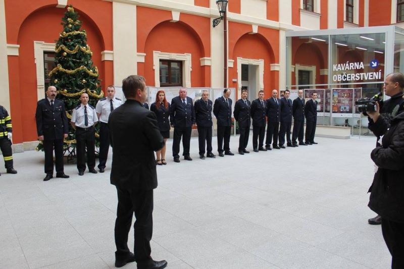 21. 12. 2015 - Slavnostní předání praporu a ocenění členů JSDH Ostrov