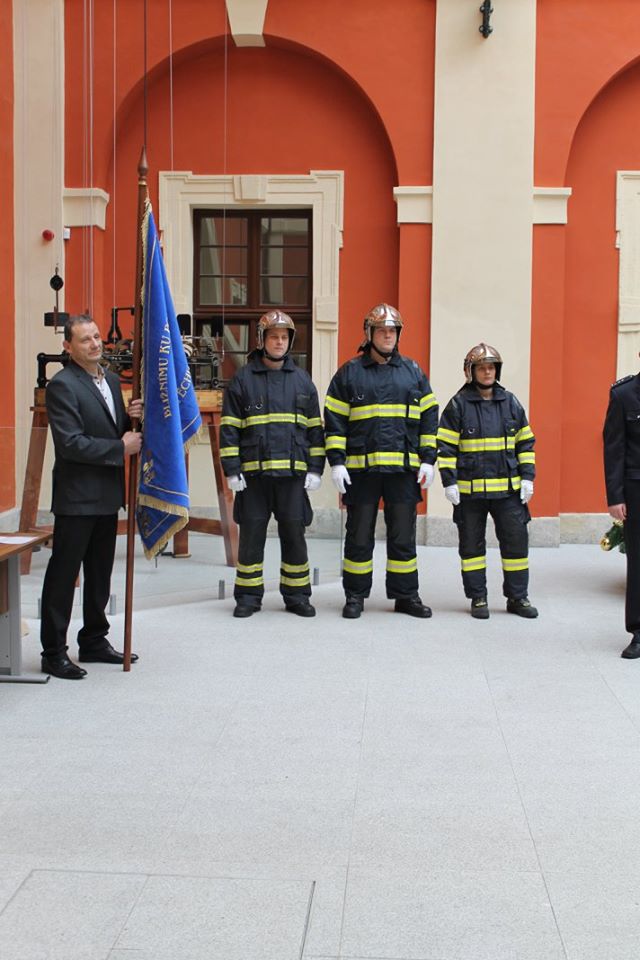 21. 12. 2015 - Slavnostní předání praporu a ocenění členů JSDH Ostrov