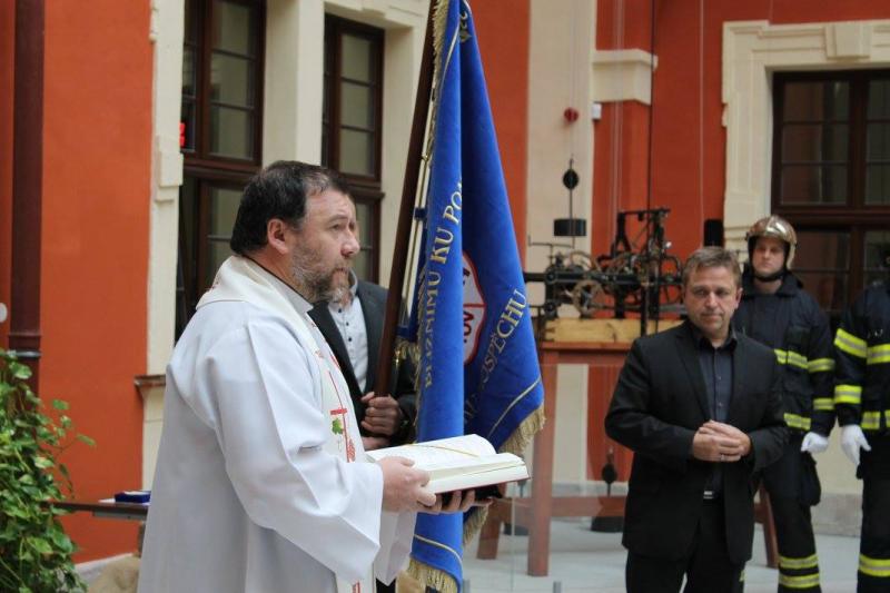 21. 12. 2015 - Slavnostní předání praporu a ocenění členů JSDH Ostrov