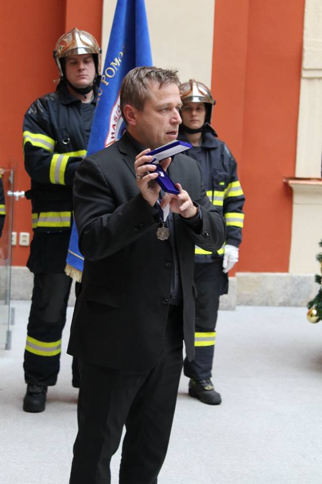 21. 12. 2015 - Slavnostní předání praporu a ocenění členů JSDH Ostrov