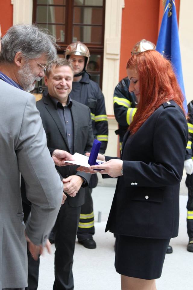 21. 12. 2015 - Slavnostní předání praporu a ocenění členů JSDH Ostrov