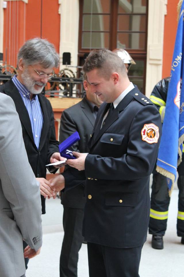 21. 12. 2015 - Slavnostní předání praporu a ocenění členů JSDH Ostrov