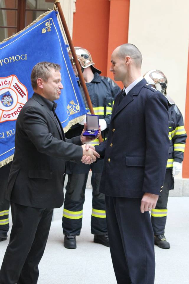 21. 12. 2015 - Slavnostní předání praporu a ocenění členů JSDH Ostrov