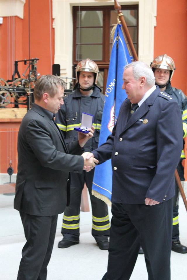 21. 12. 2015 - Slavnostní předání praporu a ocenění členů JSDH Ostrov
