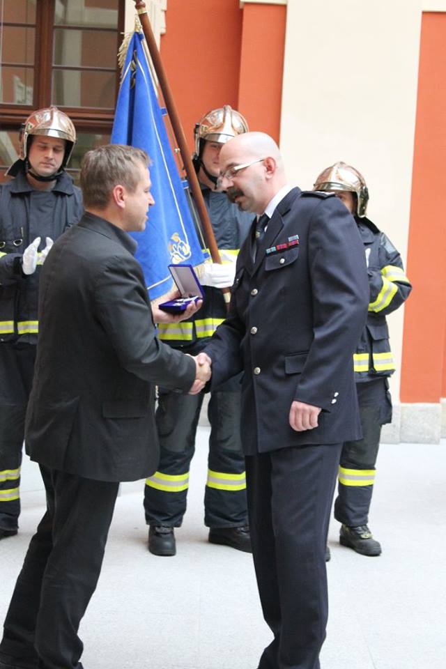 21. 12. 2015 - Slavnostní předání praporu a ocenění členů JSDH Ostrov