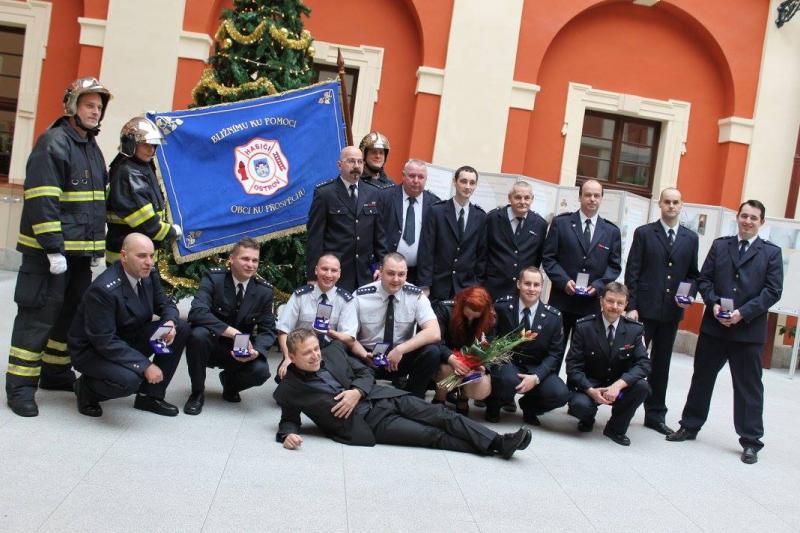 21. 12. 2015 - Slavnostní předání praporu a ocenění členů JSDH Ostrov