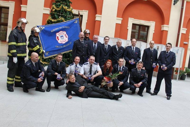 21. 12. 2015 - Slavnostní předání praporu a ocenění členů JSDH Ostrov