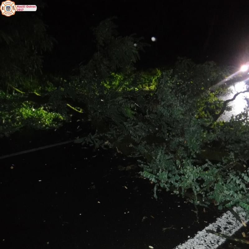 15. 9. 2017 - Odstranění padlého stromu na komunikaci, Horní Žďár