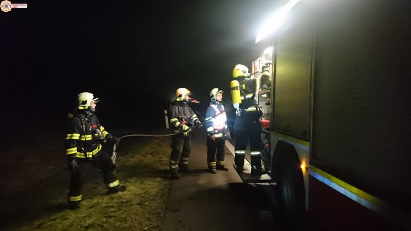 4. 11. 2017 - Požár matrace vyhozené na vozovku, Ostrov (sil. č. 13)