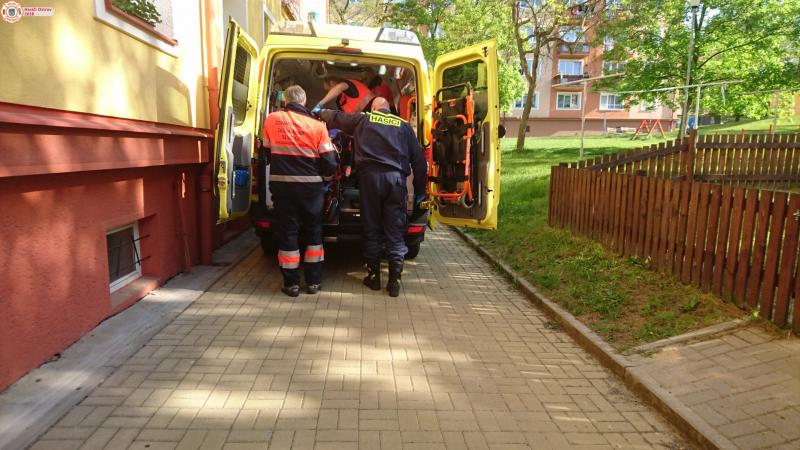 5. 5. 2018 - Spolupráce se ZZS při transportu pacienta do sanitního vozu, Štúrova ul.