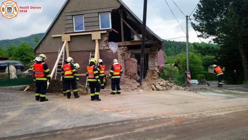 16. 5. 2018 - Dopravní nehoda tří kamionů z nichž jeden narazil do zdi domu, Boč