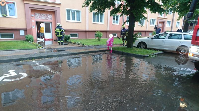 23. 5. 2018 - Čerpání vody ze zatopené ulice, ul. Mánesova