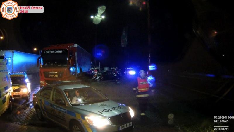 31. 5. 2018 - Dopravní nehoda osobního vozidla, které narazilo do zaparkovaného kamionu, Papoil