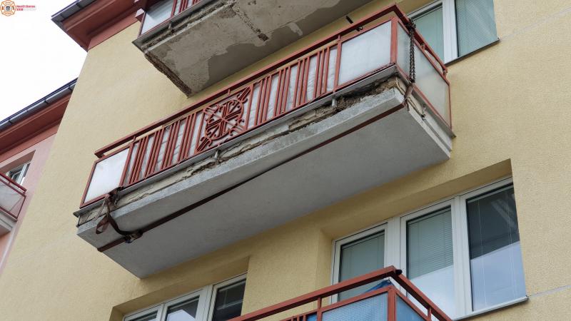 16. 6. 2018 - Zajištění padající omítky balkónu, Mírové náměstí