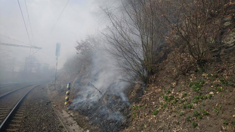 8. 4. 2019 - Požár lesa a trávy u železniční tratě, Ostrov