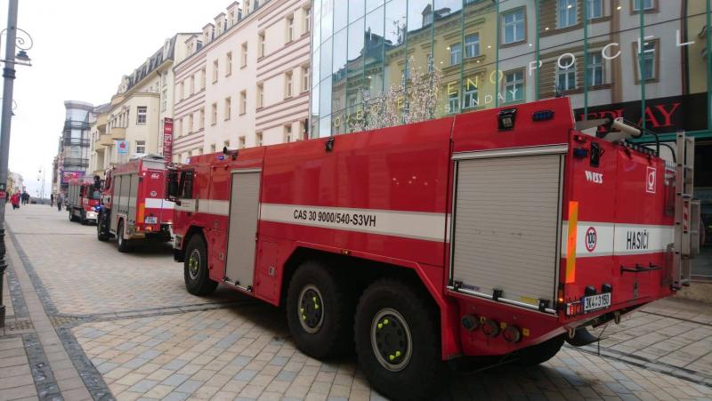 14. 4. 2019 - Požár elektroinstalace na chlad. zařízení v prodejně potravin, Karlovy Vary